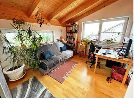 Großzügige 3,5-Zimmer-Wohnung mit Sichtdachstuhl in Zweifamilienhaus