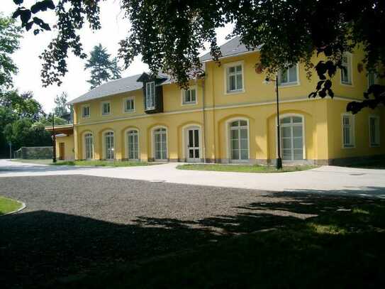 Villa mit Nebengebäude und Parkanlage zu verkaufen