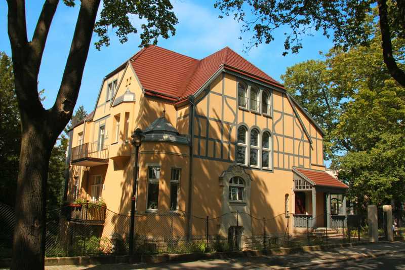 Bezugsfrei!! sonnige & großzügige 2-Zimmer-Wohnung mit Balkon in der Villa Kickelhayn