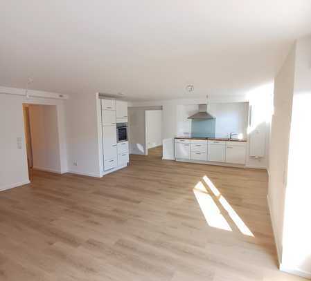 Erstbezug nach Sanierung: Attraktive 2-Zimmer-Wohnung mit Terrasse, EBK & Stellplatz in Wehrheim