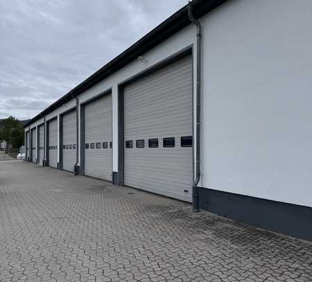 Gewerbehalle / Lagerhalle / Hallenfläche - 2 x Rolltor - bis 10.000qm Freifläche optional