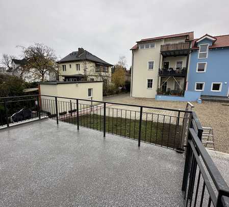 ! Neubau - EG Hochparterre Wohnung mit großzügiger Terrasse !