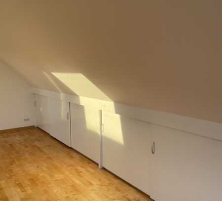 Vollständig renovierte 2-Zimmer-DG-Wohnung mit EBK in Bielefeld