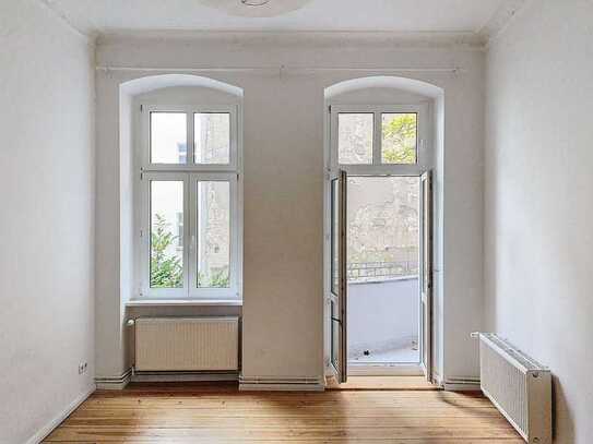 Altbau-Schmuckstück mit Balkon und schönen Details: Bezugsfreie 2-Zimmer Wohnung in ruhiger Hoflage