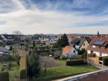 Geschmackvolle DG-Wohnung mit vier Zimmern, Sonnenterrasse, Einbauküche, Carport und 2 Stellplätzen