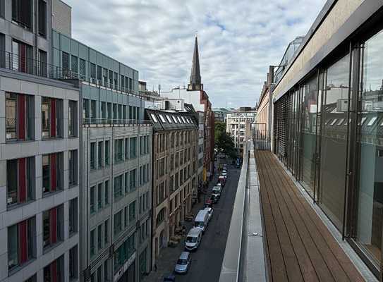 Modernes Loft: 3-Zimmer-Wohnung mit Dachterrasse nahe Mönckeberg- und Spitalerstraße in Hamburg