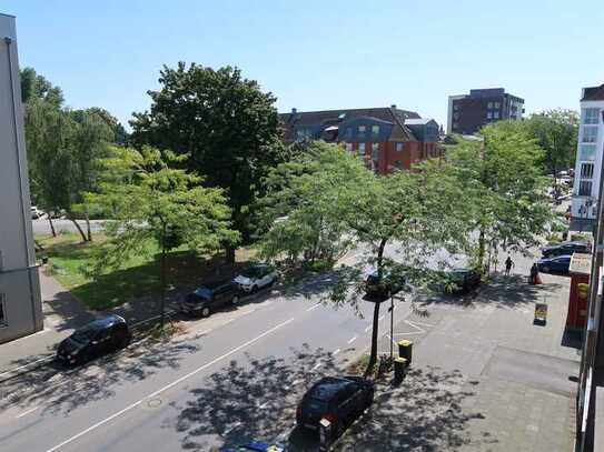 schöne helle renovierte zwei Zimmer-WHG, mit Logia Süd-West, Blick ins Grün