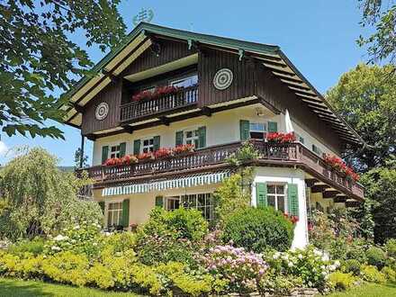Rarität: Charmante Altbauwohnung in historischem Landhaus in ruhiger Lage mit Bergblick.