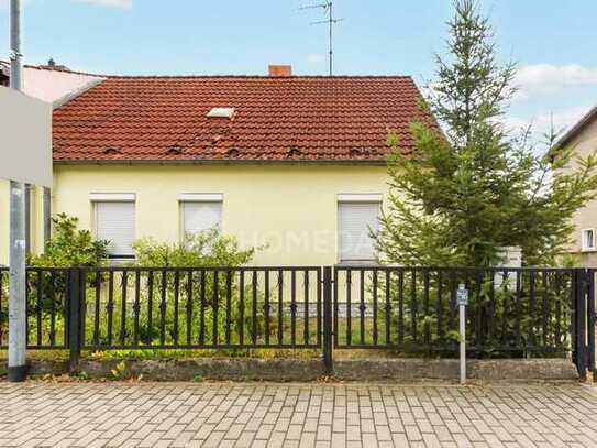 Neues Leben für alte Mauern: Sanierungsbedürftige DHH mit Garten, Garage und Gestaltungspotenzial