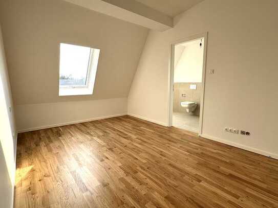 Ideal für Familien: Helle 5-Zimmer-Dachgeschosswohnung mit EBK, 2 Bädern und Loggia