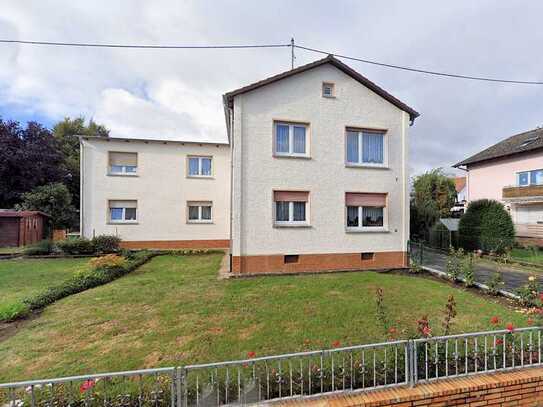 Endlich mal Garten für die Kinder! Wohnhaus mit 2 WE, Garagen, viele Wohnideen sind hier möglich!!