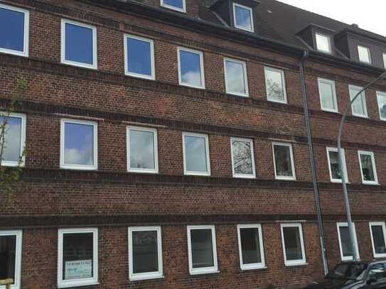 Sehr schöne und herrlich großzügige 5-Zimmer-Altbauwohnung mit Balkon in Rendsburg!