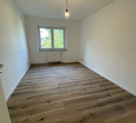 Souterainwohnung, 2-Zimmer, Küche, Diele, Bad, Balkon in Mülheim a.d.Ruhr