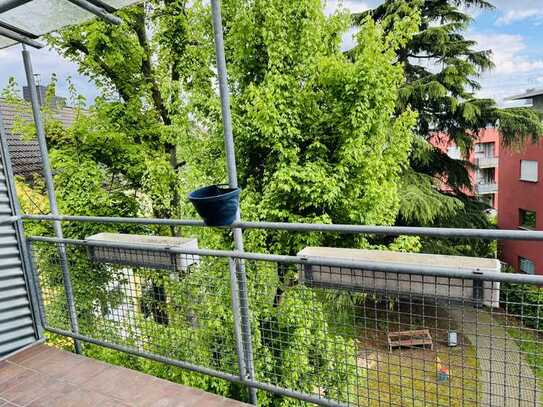 Sehr schöne vollständig renovierte 3-Zimmer-Wohnung mit Balkon im Düsseldorfer Medienhafen