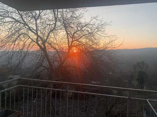 naturnahe, gepflegte 3-Zimmer-Hochparterre-Wohnung mit Balkon und Einbauküche in Stuttgart-Heumaden