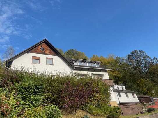 Freistehendes Zweifamilienhaus mit Potenzial und herrlichem Fernblick