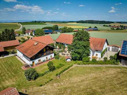 ***Individuelles Wohnen & Arbeiten: Top-renovierter Einödhof mit 10.000 m² Grundstück***