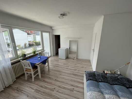 Neuwertiges 1-Zimmer Apartment mit Balkon & Parkplatz, teilmöbliert.