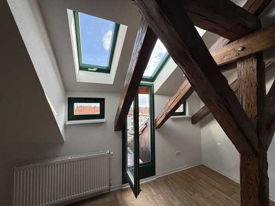 Große & dennoch gemütliche 4-Raum-Dachgeschoss-Maisonettewohnung mit kleinem Austritt & Wannenbad!