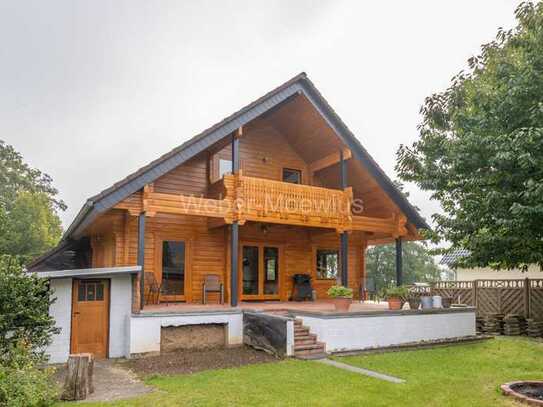 Freistehend + topgepflegt: Blockbohlenhaus mit Einliegerwohnung, Balkon, Terrasse und Garten