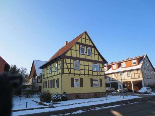 Helle 3-Raum-Wohnung mit Balkon, Kamin und Einbauküche in Niemetal (OT Ellershausen)