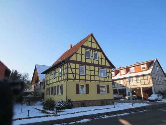 Helle 3-Raum-Wohnung mit Balkon, Kamin und Einbauküche in Niemetal (OT Ellershausen)