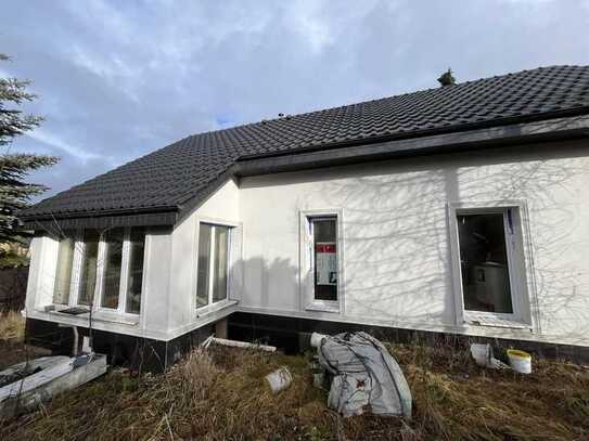 Restbauleistungen notwendig: Einfamilienhaus mit großem Grundstück und Garage