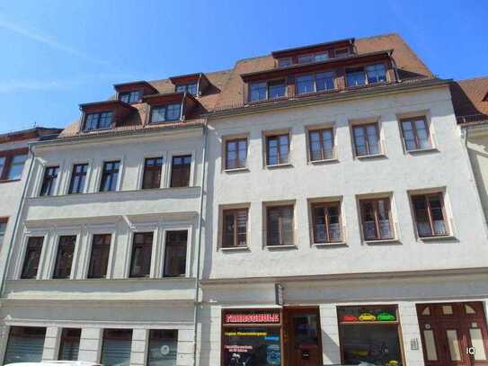 Ruhig zur Hofseite und zentral im Zentrum * 2-Zimmer-Wohnung mit XXL-Balkon und guter Einbauküche