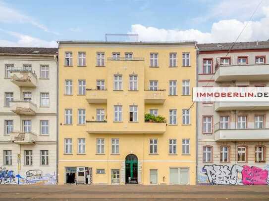 IMMOBERLIN.DE - Charmante Stuck-Altbauwohnung mit Balkon beim Bahnhof Lichtenberg