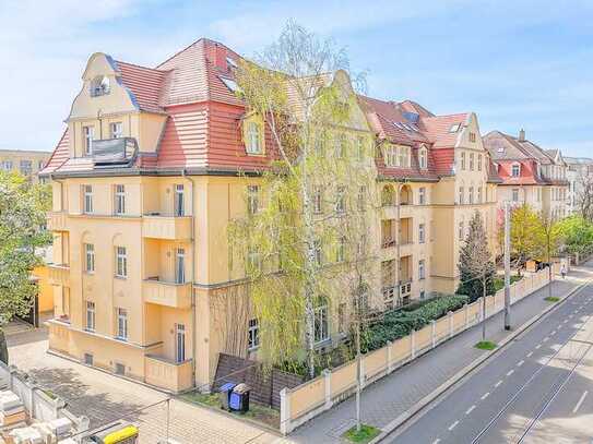Charmante 2-RW im 2.OG* sonnige Loggia* EBK* Bad mit Wanne* denkmalgeschützt* zentral * grüne Lage*