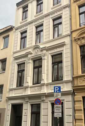 Kernsaniertes Apartment mit hohen Altbau Decken und separater Küche