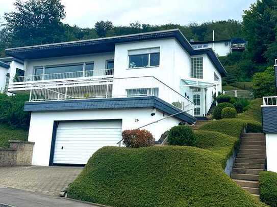 Ein Zweifamilienhaus mit traumhaftem Panorama-Ausblick und wunderschönen Garten in Lüdenscheid