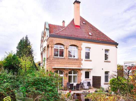 Großzügige, stilvolle Altbauwohnung in ruhiger Südstadtlage - hochwertige EBK, Terrasse & Garage