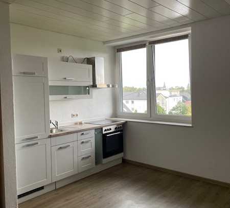 Schöne, renovierte, zwei Zimmer-Wohnung