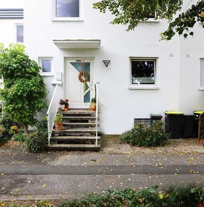 Charmantes Reihenmittelhaus in Nürnberg-Großgründlach: Einbauküche, Garage, ruhige Lage.