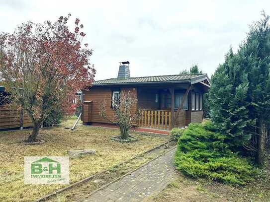 Freistehendes Blockhaus (Bj. 1965) mit Terrasse, Kamin, Innen WC mit Garten, Garage und Carport