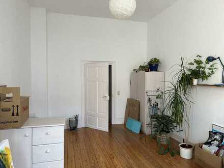 A bright flat in a spacious flat in a lively house in Bergheim. A good move for the right person!