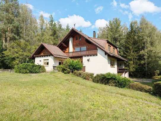 Attraktives Zweifamilien-/Mehrgenerationenhaus mit traumhaftem Blick auf Wald und Weiher