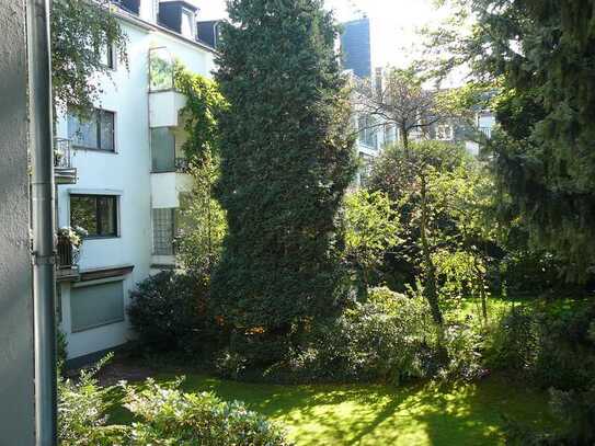 Sehr hübsche kleine Wohnung mit zwei Zimmern, Balkon, Garage und Einbauküche in Düsseldorf