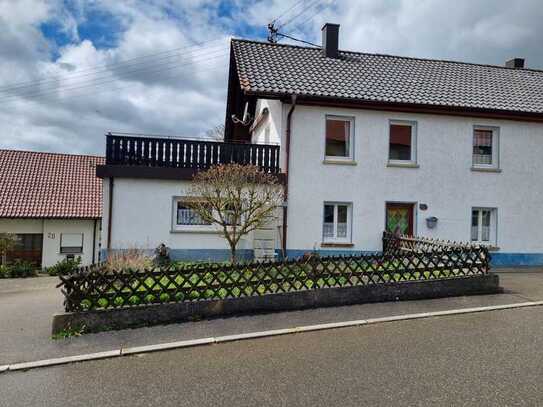 Günstige Doppelhaushälfte in Schwenningen mit Terrasse, Garagen und Garten
