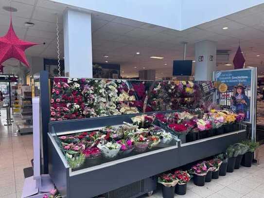 Blumen-Verkaufsfläche in der Vorkassenzone eines REWE Marktes