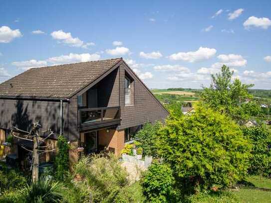 Freistehendes Einfamilienhaus mit Panoramablick und Einliegerwohnung.