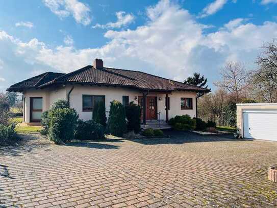 Schöner Bungalow mit großem Gartengrundstück in Feldrandlage