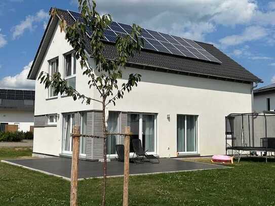 Neuwertiges energieeffizientes Einfamilienhaus mit Garage und großem Grundstück nähe Ellwangen