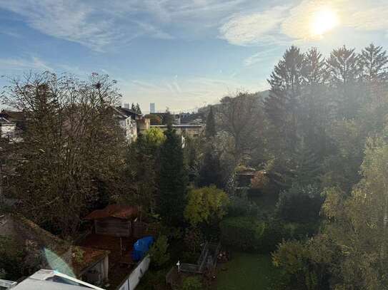 Zentrale und sehr ruhige lichtdurchflutete 2-Zimmer-Dachgeschosswohnung mit Südbalkon