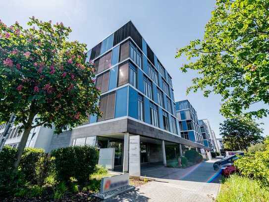 Helle Büroflächen mit Blick auf die Skyline - Provisionsfrei