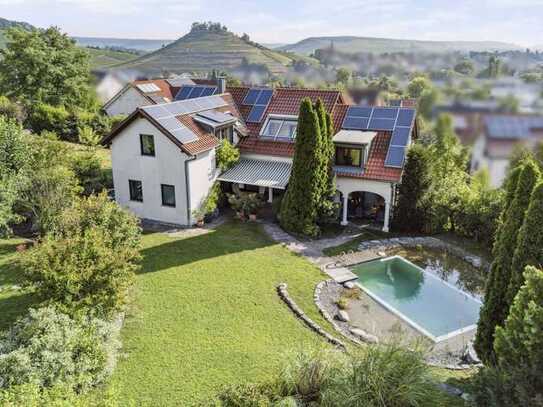 Gehobene Villa mit schön angelegtem Garten und Naturpool, PV und Doppelgarage