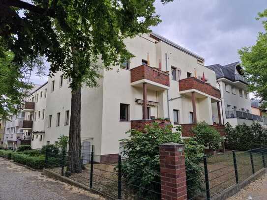 Geschmackvolle 2-Zimmer-Erdgeschosswohnung mit Balkon nahe Rathaus Steglitz