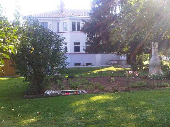 Sehr schöne, ruhige und große 3 ZKB Erdgeschosswohnung mit Balkon/Terrasse in Villa