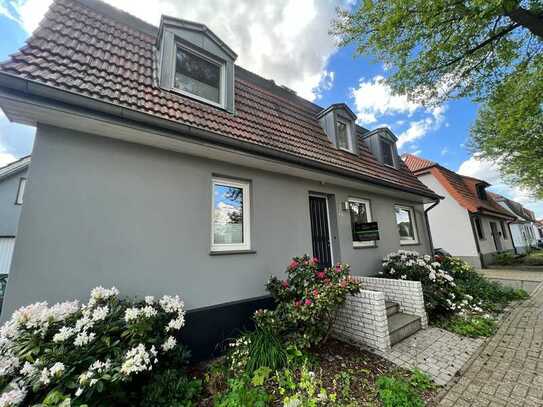 Gepflegtes Einfamilienhaus mit Garten & zwei Garagen!